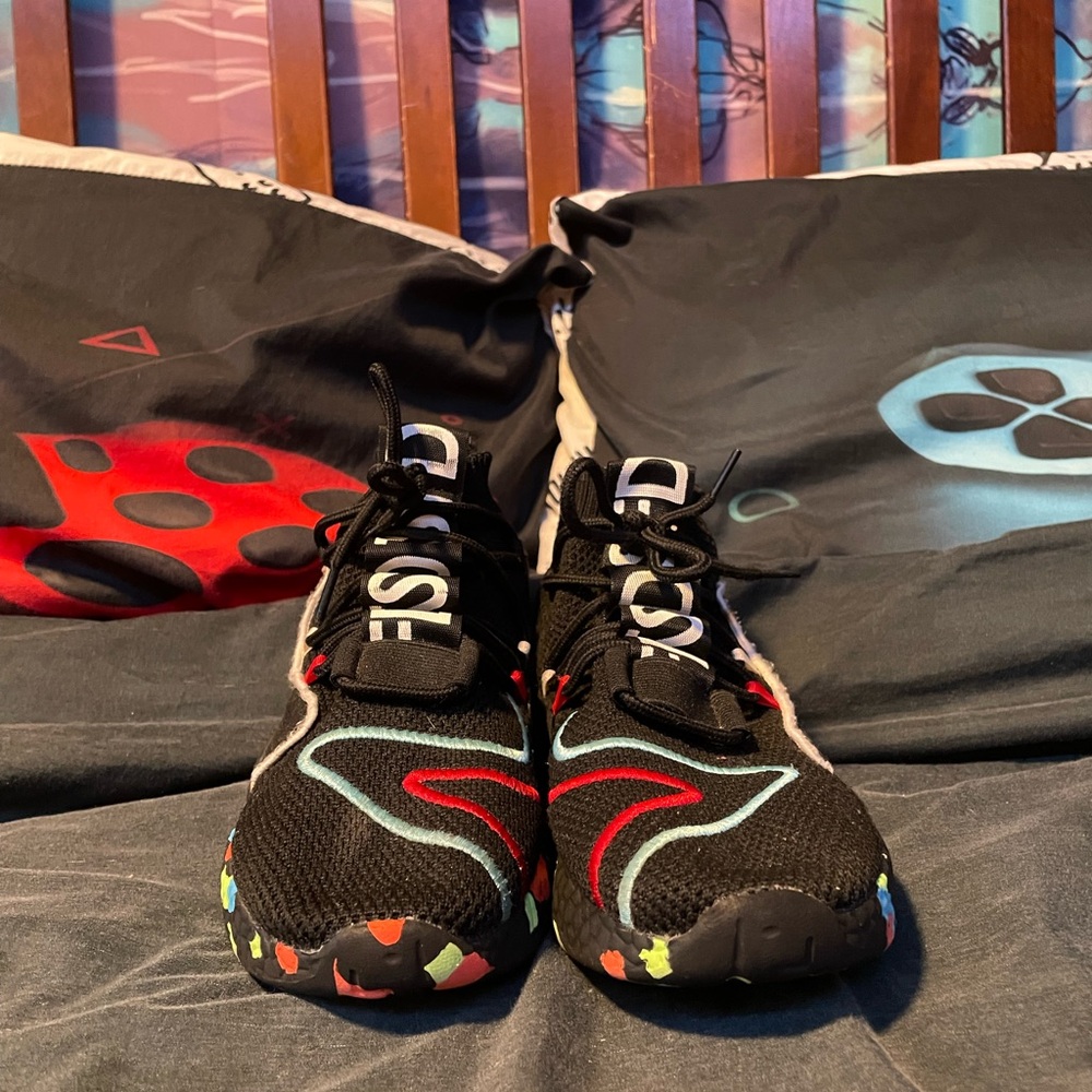 Sleek Black and Red Sneakers with Textured Outsoles